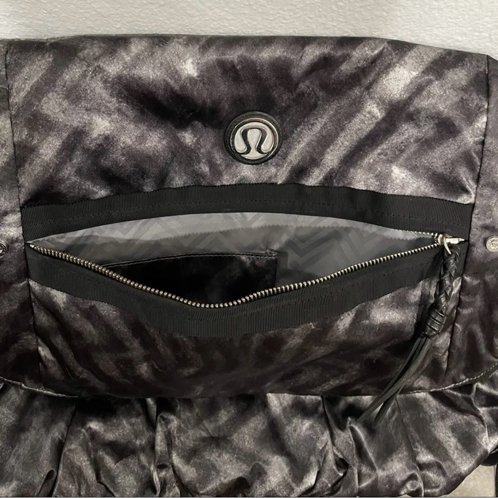lululemon athletica Black and Gray Travel Duffel - Picture 3 of 12
